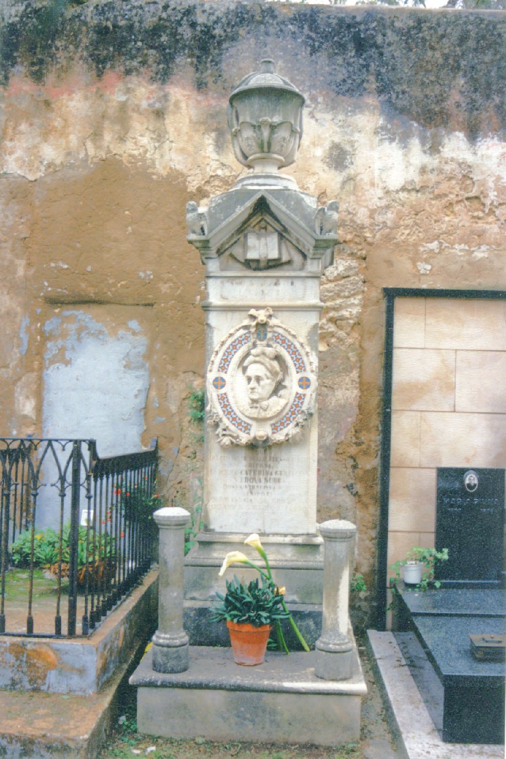 ritratto di Caterina Grondona, ritratto di donna (monumento funebre) di Sartorio Giuseppe (inizio sec. XX)