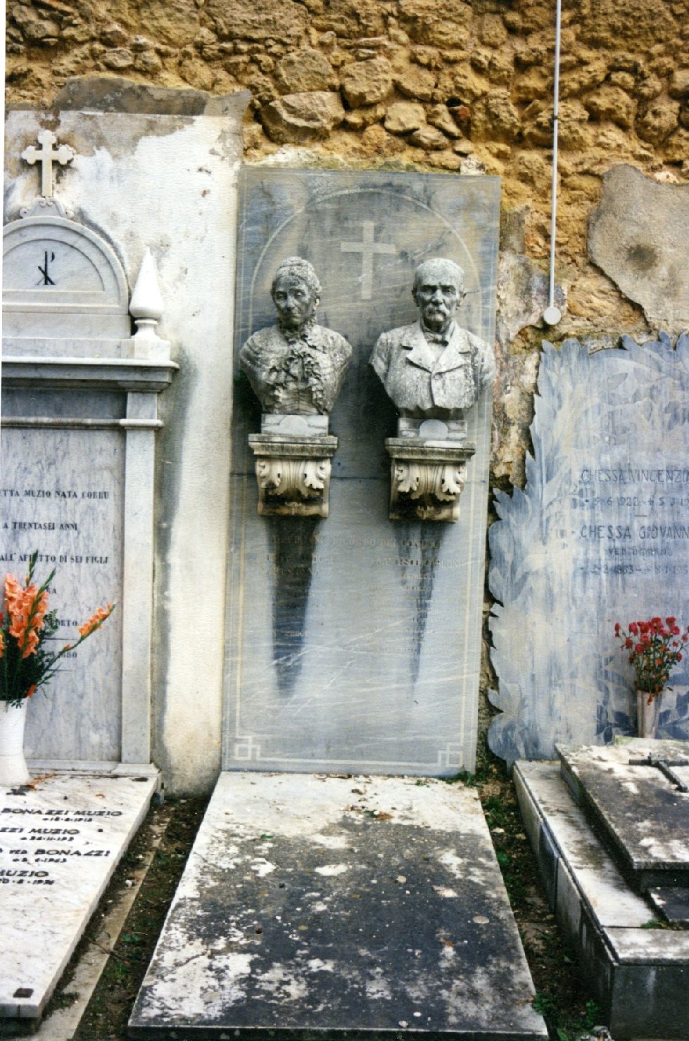 busto ritratto d'uomo/ busto di donna (monumento funebre) di Sartorio Giuseppe (inizio sec. XX)