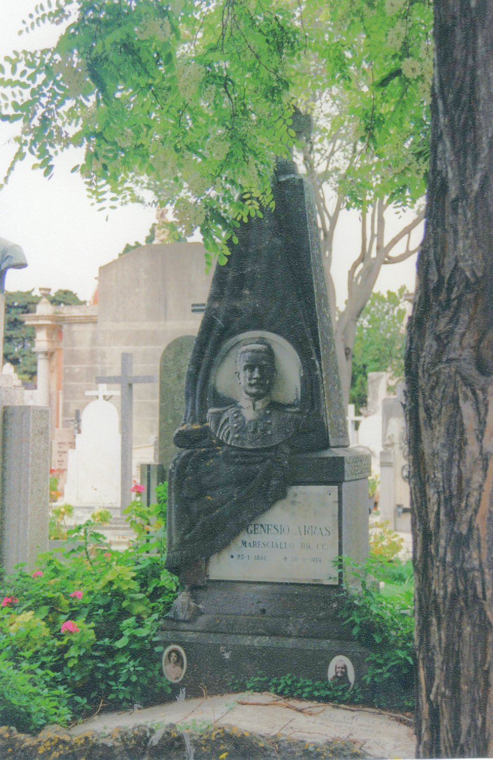 ritratto di Genesio Arras, ritratto d'uomo (monumento funebre) di Sartorio Giuseppe (primo quarto sec. XX)