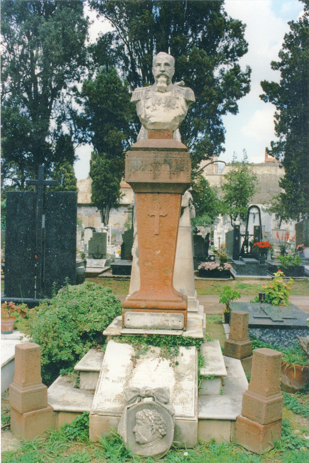 ritratto di Ignazio Casu Adami, busto ritratto d'uomo (monumento funebre) di Caprino Lorenzo (fine sec. XIX)