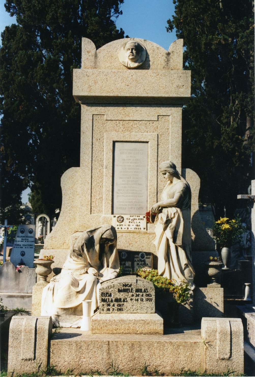 figure allegoriche femminili (monumento funebre) di Usai Antonio (primo quarto sec. XX)