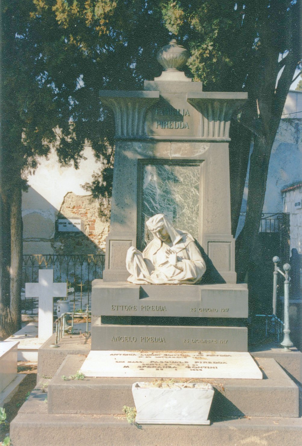 Madonna (monumento funebre) di Usai Antonio (primo quarto sec. XX)