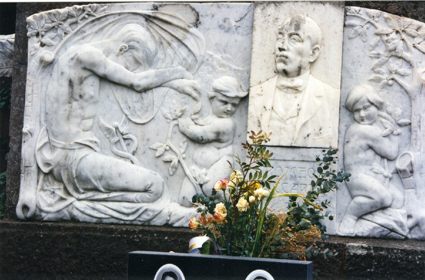 figura maschile inginocchiata/ putti (monumento funebre) di Usai Antonio (primo quarto sec. XX)