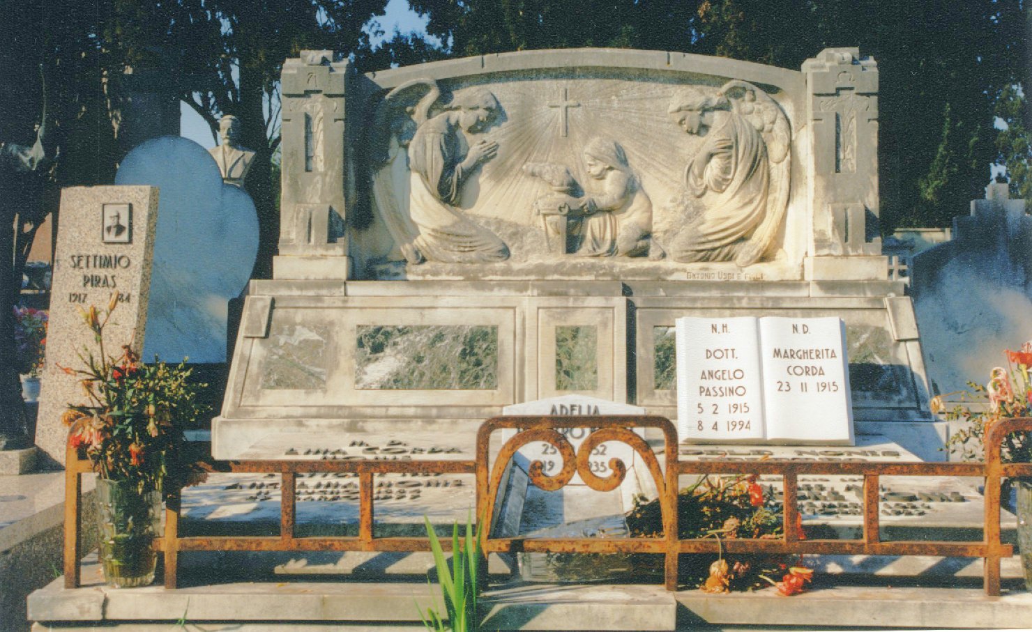 angeli adoranti la croce (monumento funebre) di Usai Antonio, Usai Ettore (primo quarto sec. XX)