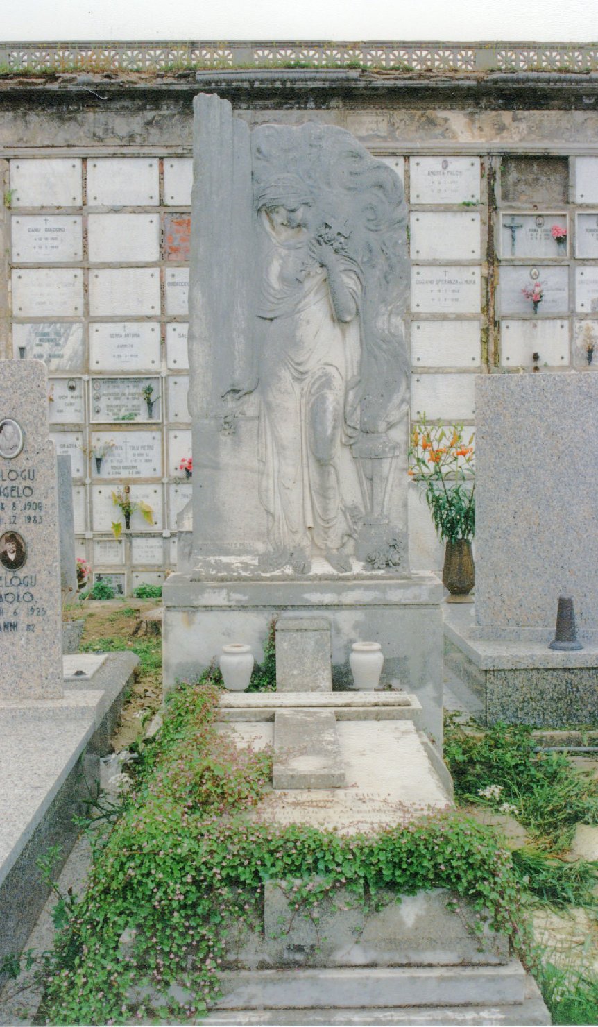 allegoria della Sofferenza (monumento funebre) di Usai Antonio (prima metà sec. XX)