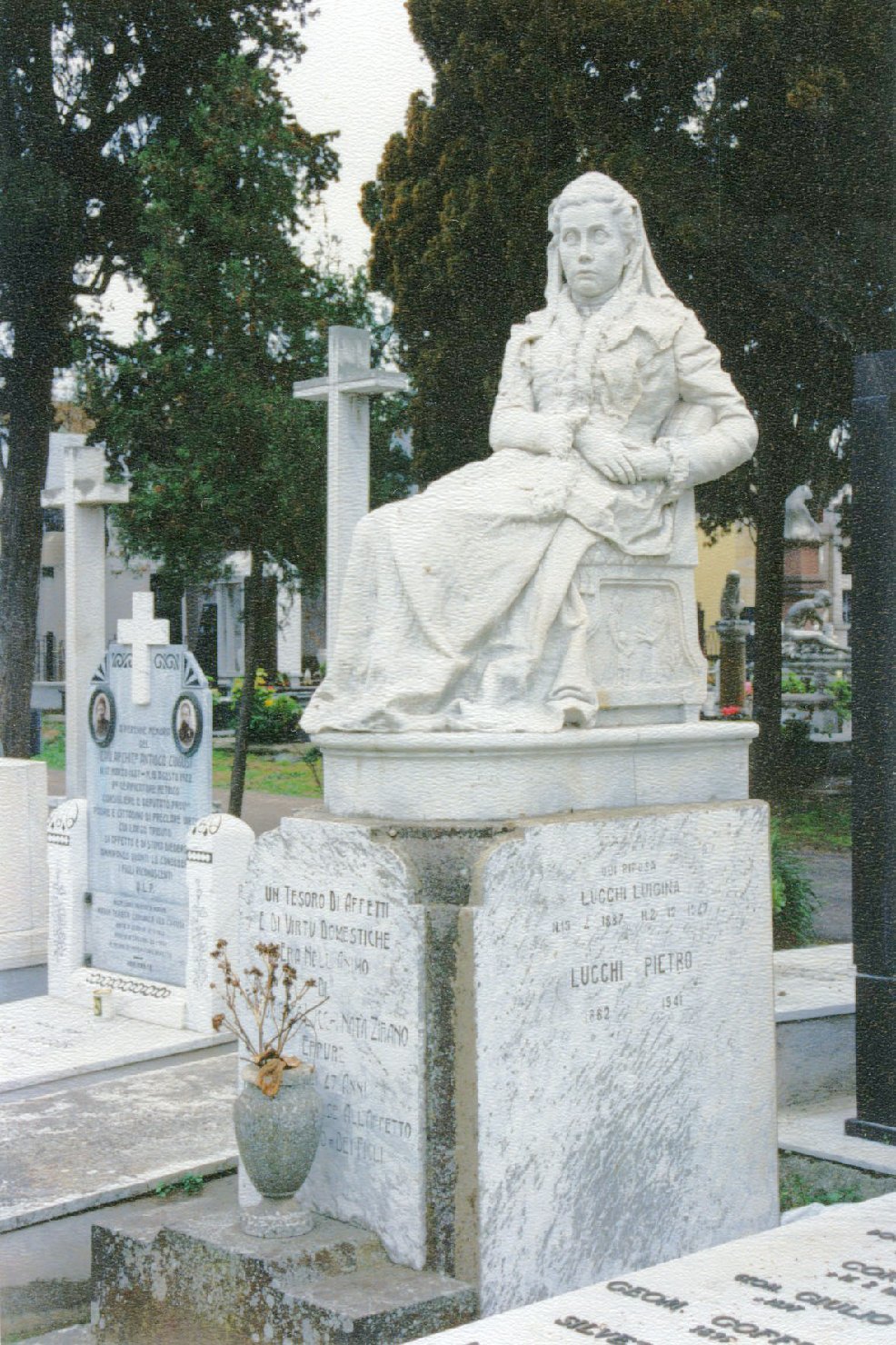 ritratto di Antonietta Lucchi Zirano, figura femminile seduta (monumento funebre) di Usai Andrea (inizio sec. XX)