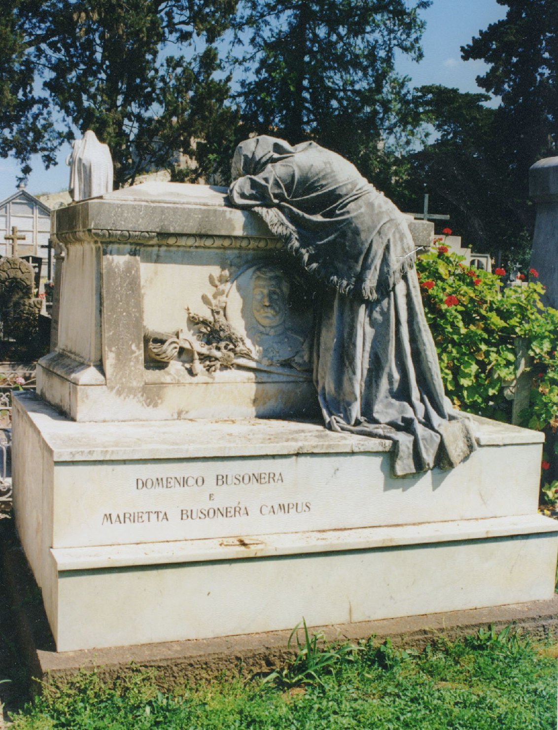 allegoria della Sofferenza/ ritratto d'uomo (monumento funebre) di Usai Andrea (inizio sec. XX)