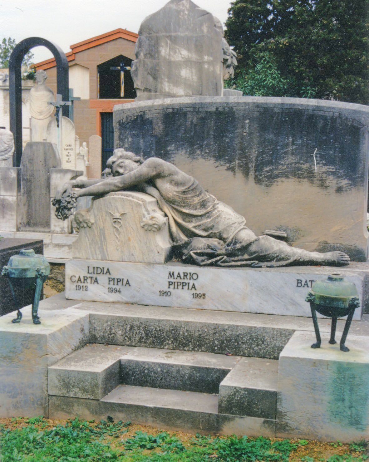 allegoria della Sofferenza (monumento funebre) di Usai Andrea (inizio sec. XX)