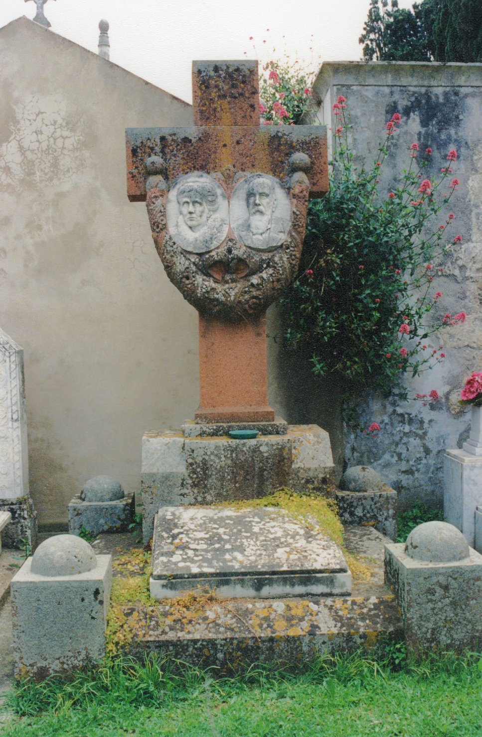 ritratto d'uomo/ ritratto di donna (monumento funebre) di Corona Luigi (secondo quarto sec. XX)