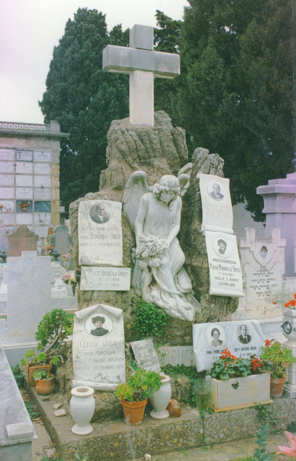 angelo (monumento funebre) di Carta Gerolamo (secondo quarto sec. XX)