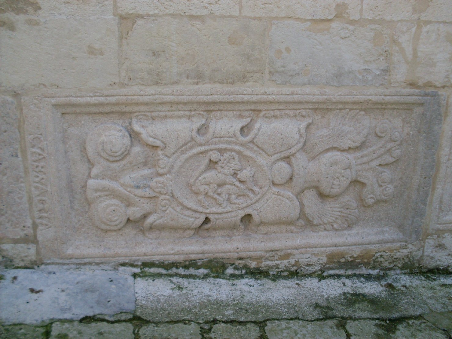 stemma gentilizio con cimiero (lapide tombale) - bottega sassarese (sec. XVII)