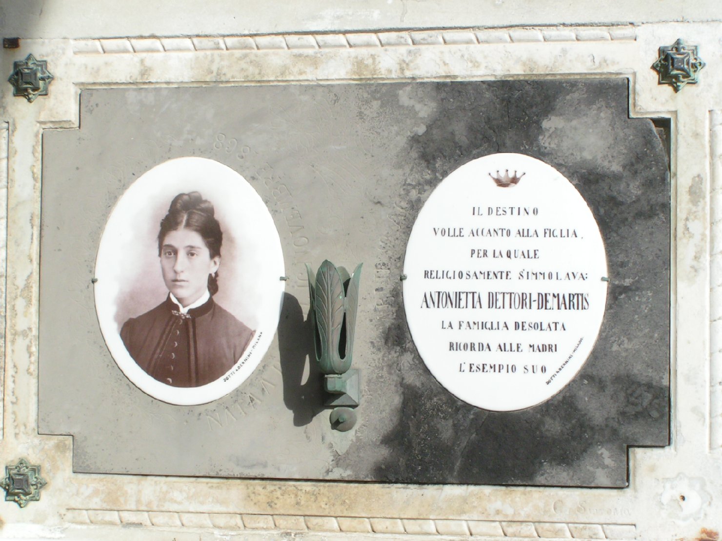sepoltura di Antonietta Dettori-Demartis (lapide tombale) di Sartorio Giuseppe (bottega), Dotti & Bernini (Premiato stabilimento fototecnico) (sec. XX)