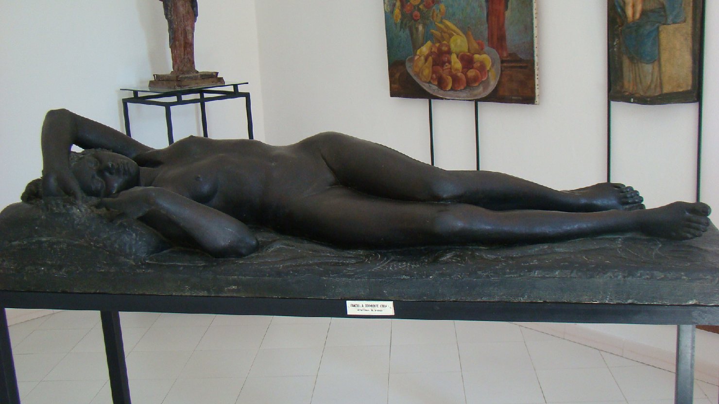 Fanciulla dormiente, figura femminile nuda (scultura) di Manca Albino (sec. XX)