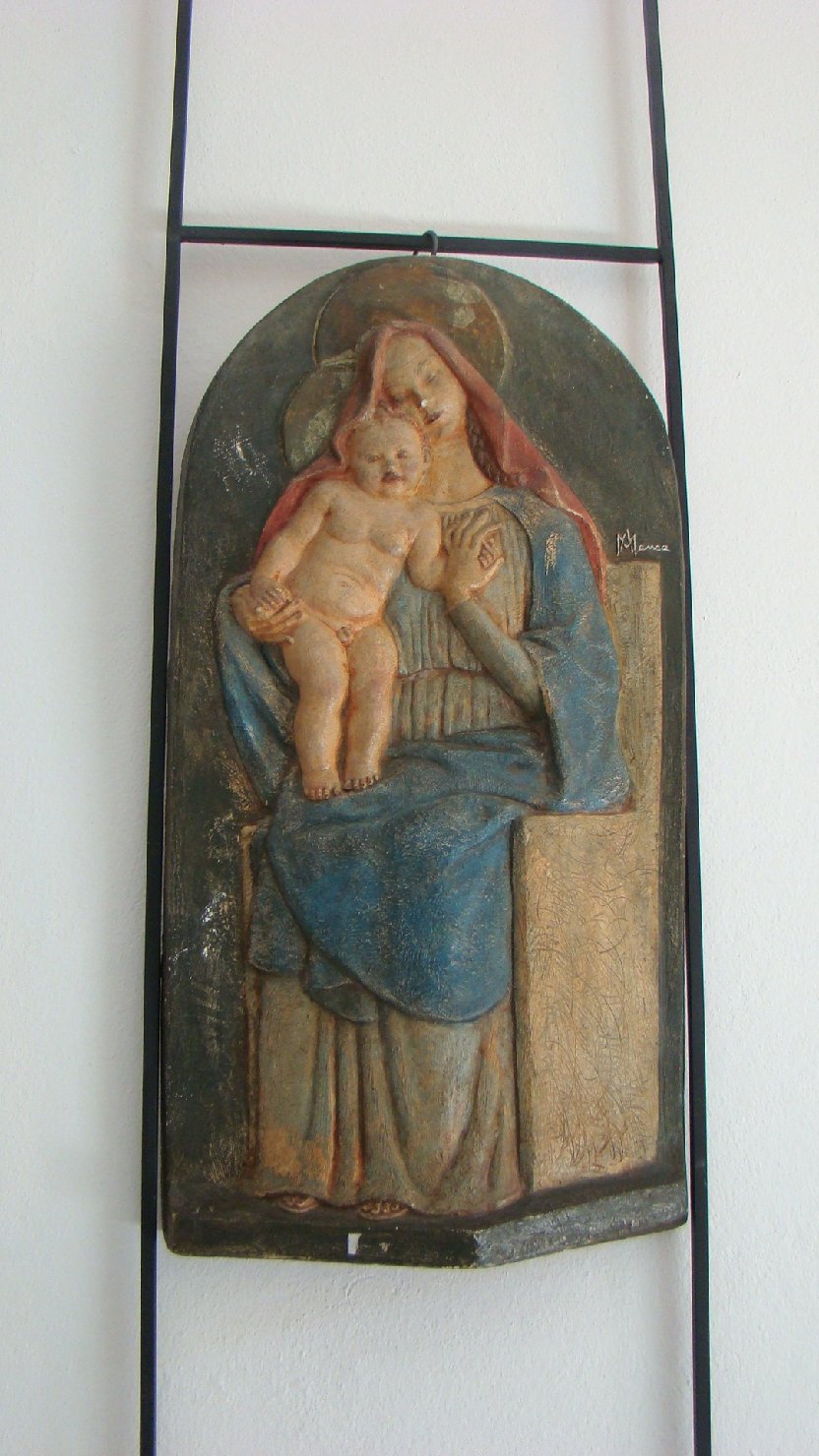 Madonna con Bambino (rilievo) di Manca Albino (sec. XX)