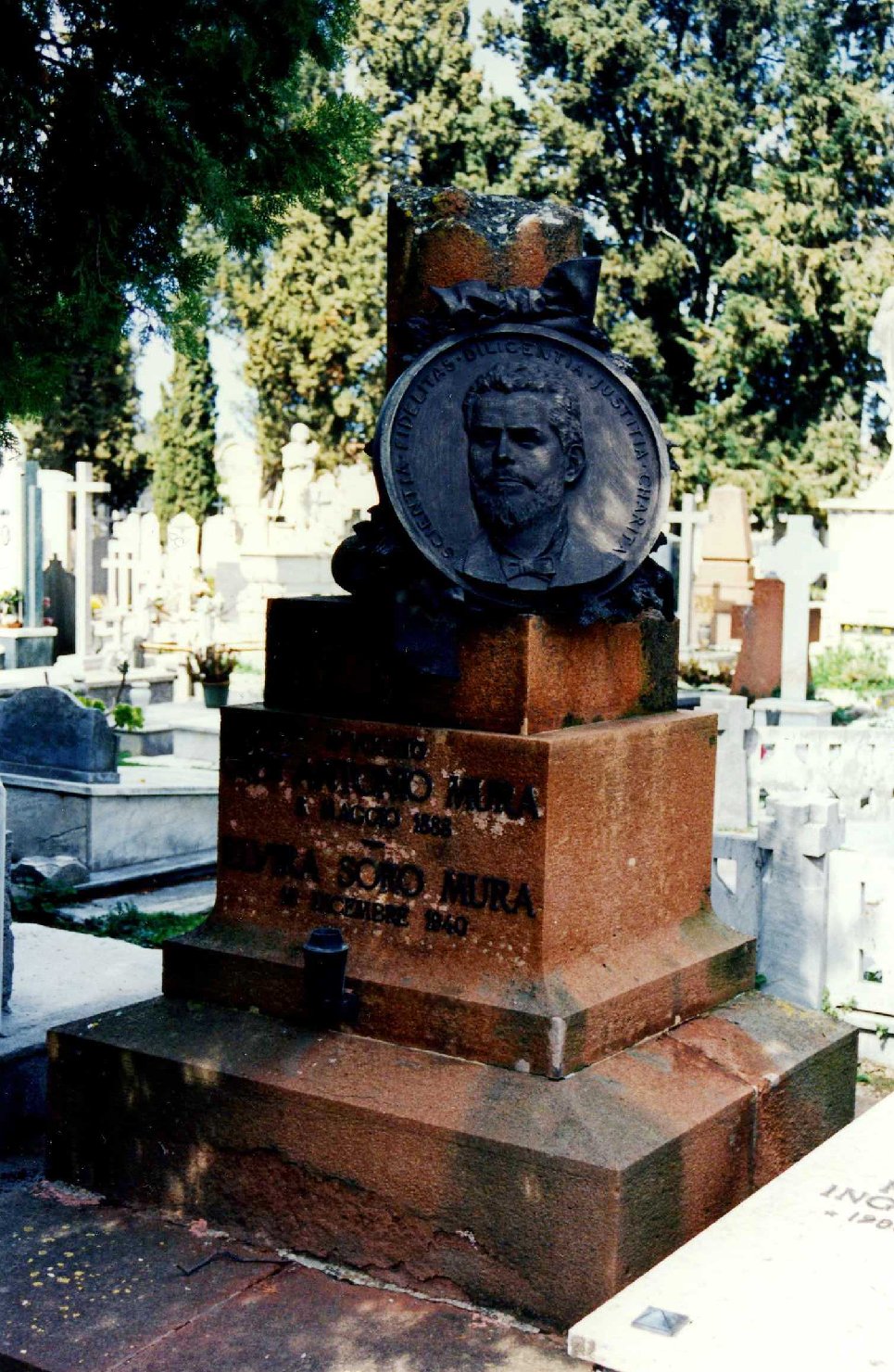 ritratto d'uomo (monumento funebre) - bottega sarda (primo quarto sec. XX)