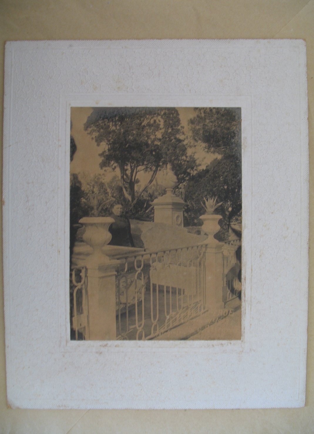 Isola di Caprera - Casa di Garibaldi.. Francesca Armosino presso la tomba dell'Eroe (positivo) di Pellegati, G (attr) (primo quarto XX)