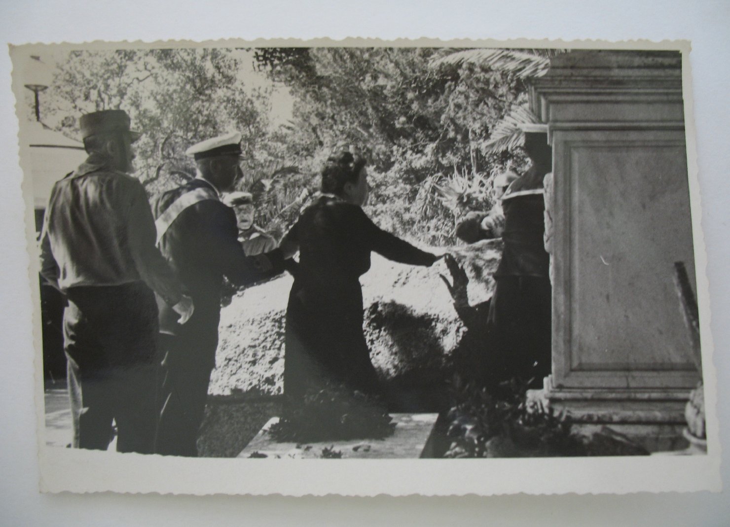 Isola di Caprera - Casa di Garibaldi, cimitero privato, Tomba dell'Eroe (positivo) di anonimo (attr) (metà XX)
