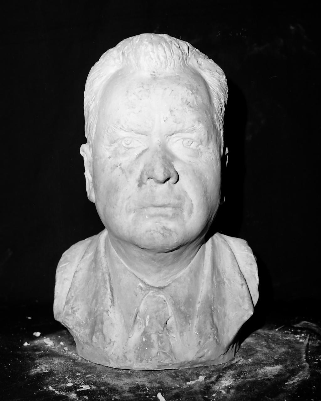 ritratto d'uomo (scultura, opera isolata) di Griselli Italo Orlando (sec. XX)