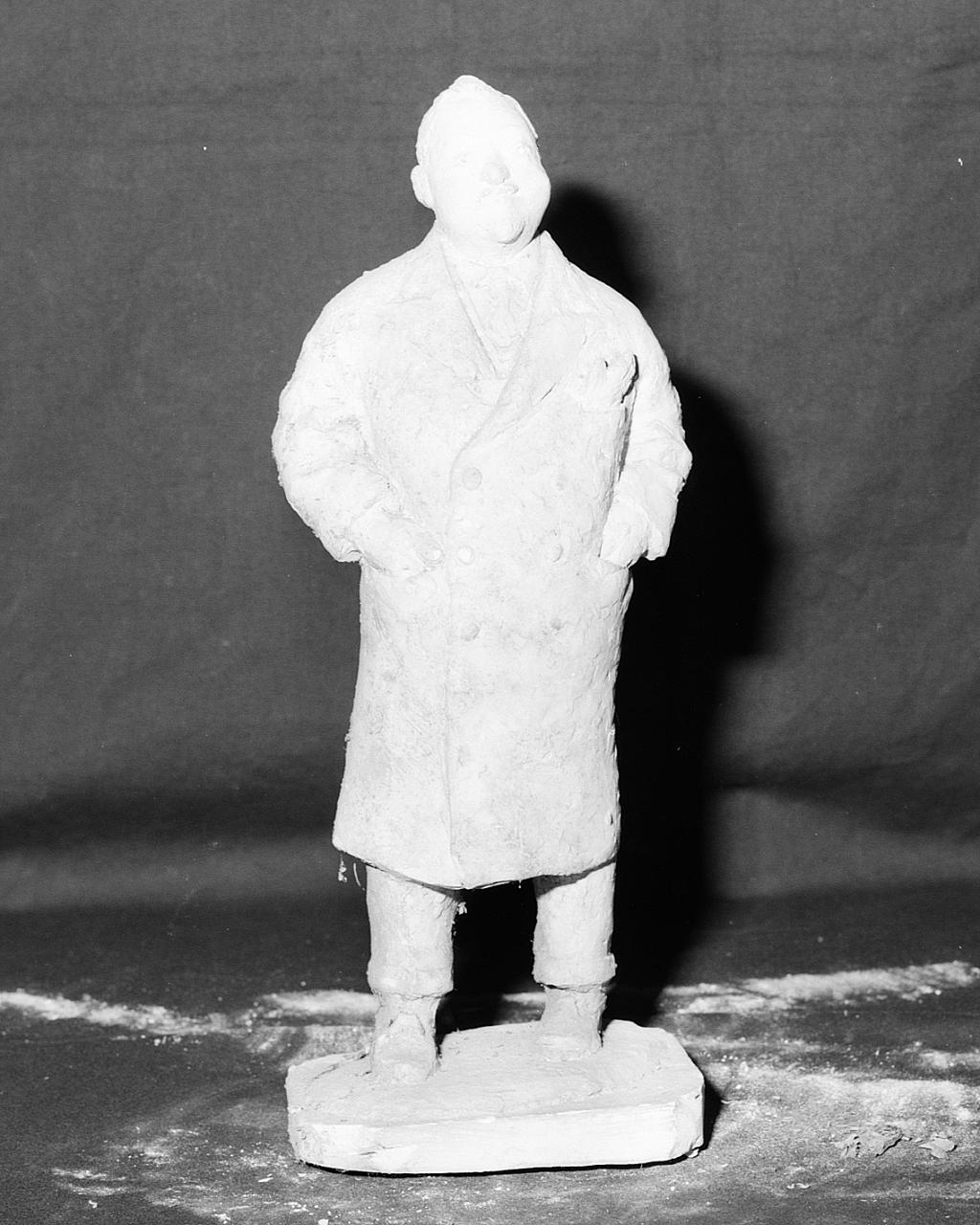 Uomo con cappotto (scultura, elemento d'insieme) di Griselli Italo Orlando (sec. XX)