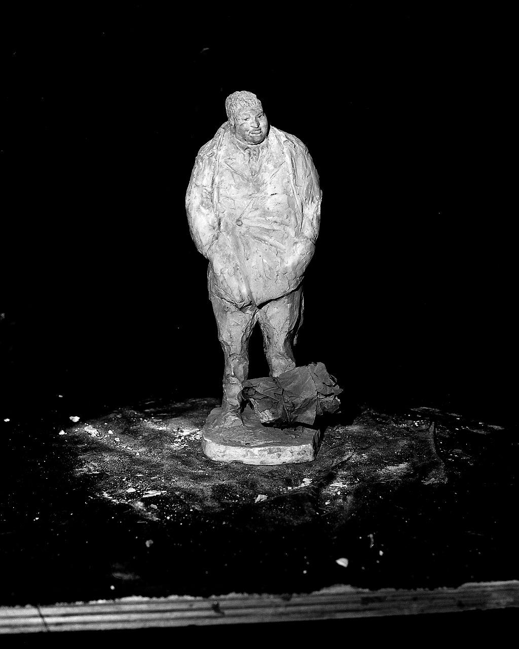 Uomo in giacca (scultura, elemento d'insieme) di Griselli Italo Orlando (sec. XX)