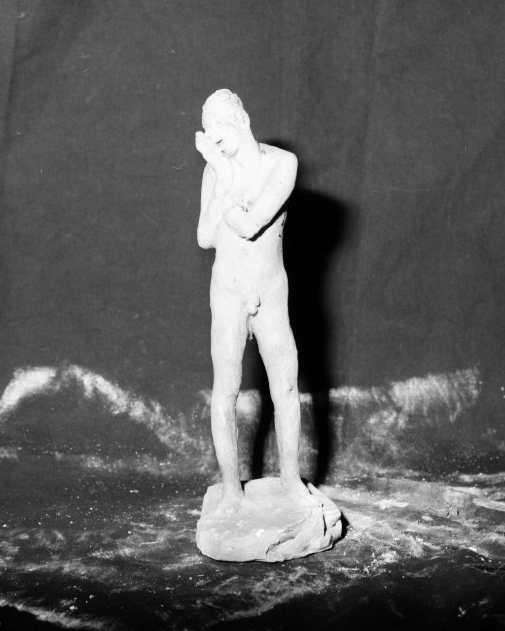 L'idiota, nudo maschile (scultura, elemento d'insieme) di Griselli Italo Orlando (sec. XX)