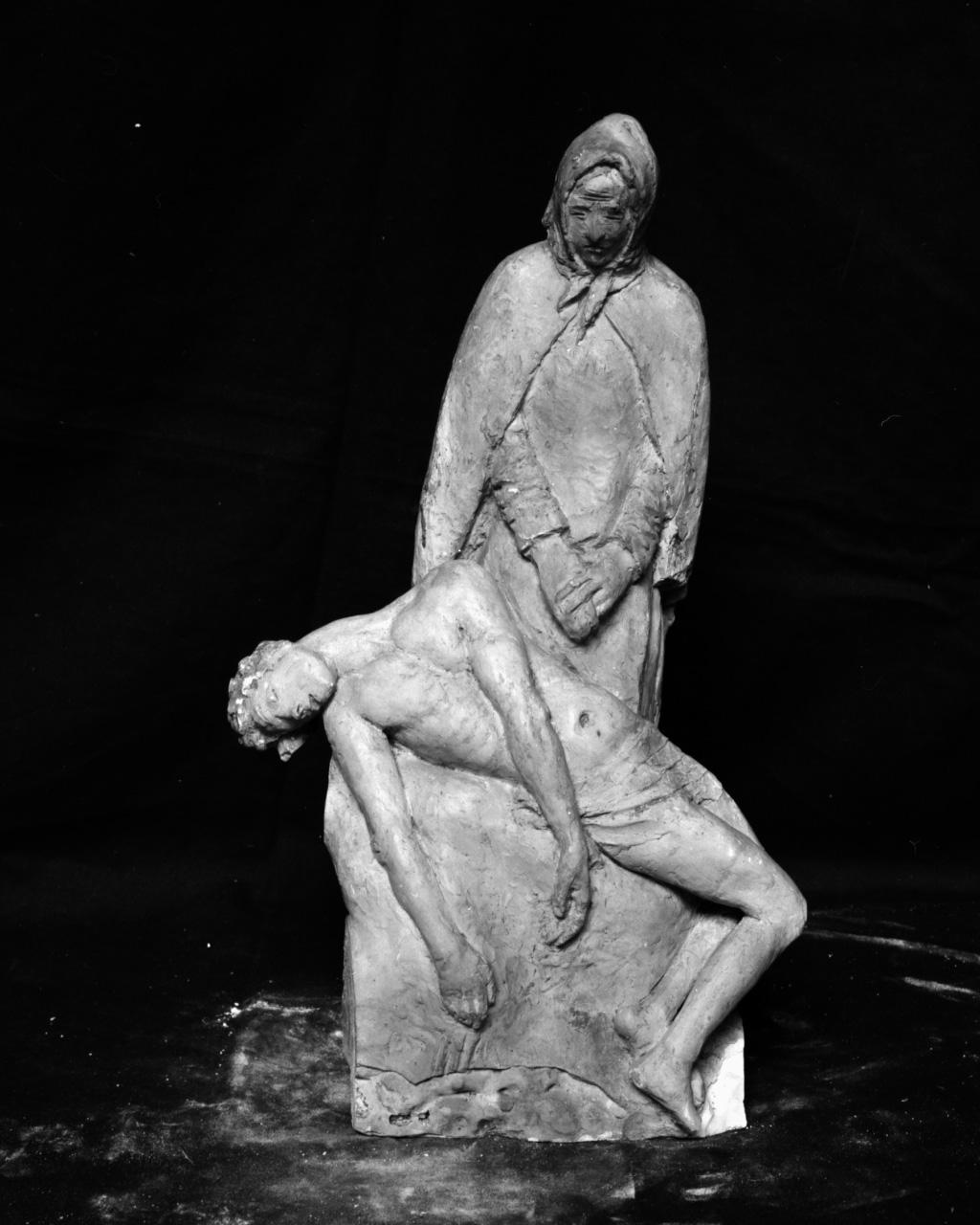 Madre e figlio (scultura, opera isolata) di Griselli Italo Orlando (sec. XX)