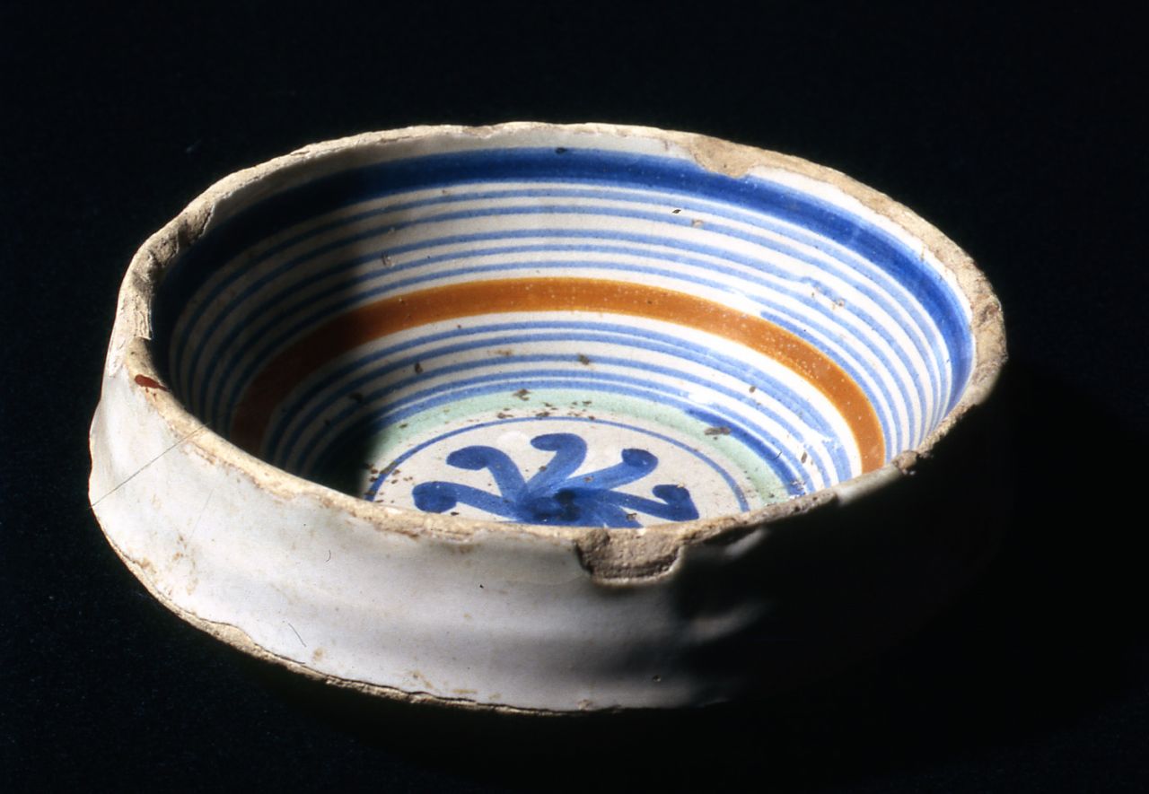 ciotola - manifattura toscana (secc. XIV/ XV)