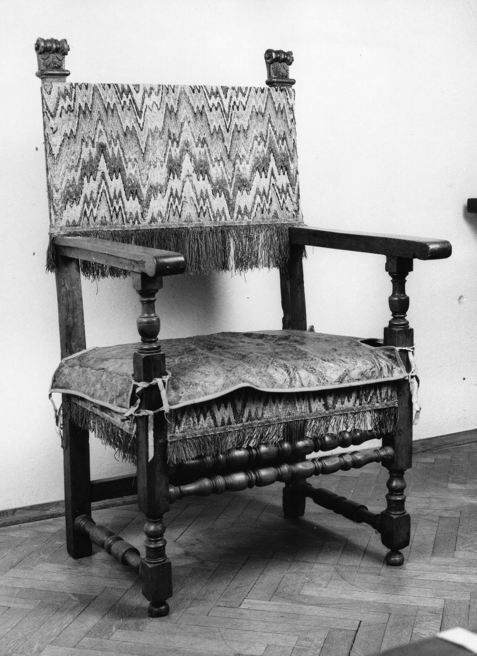 sedia - a braccioli, serie - produzione italiana (sec. XVII)