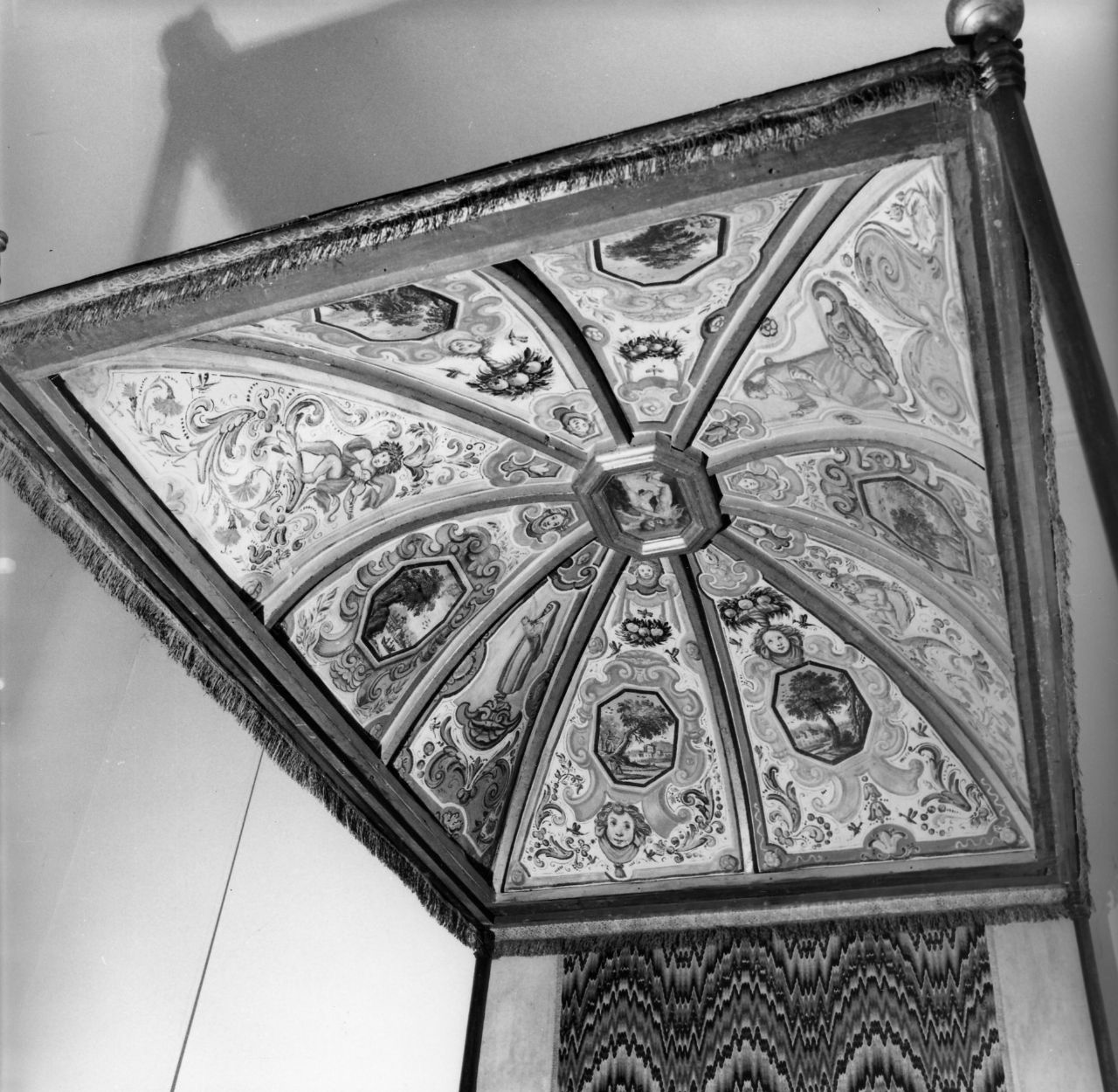 grottesche con paesaggi e figure (baldacchino - a cupola) di Barbatelli Bernardino detto Poccetti (cerchia) (fine/inizio secc. XVI/ XVIII)