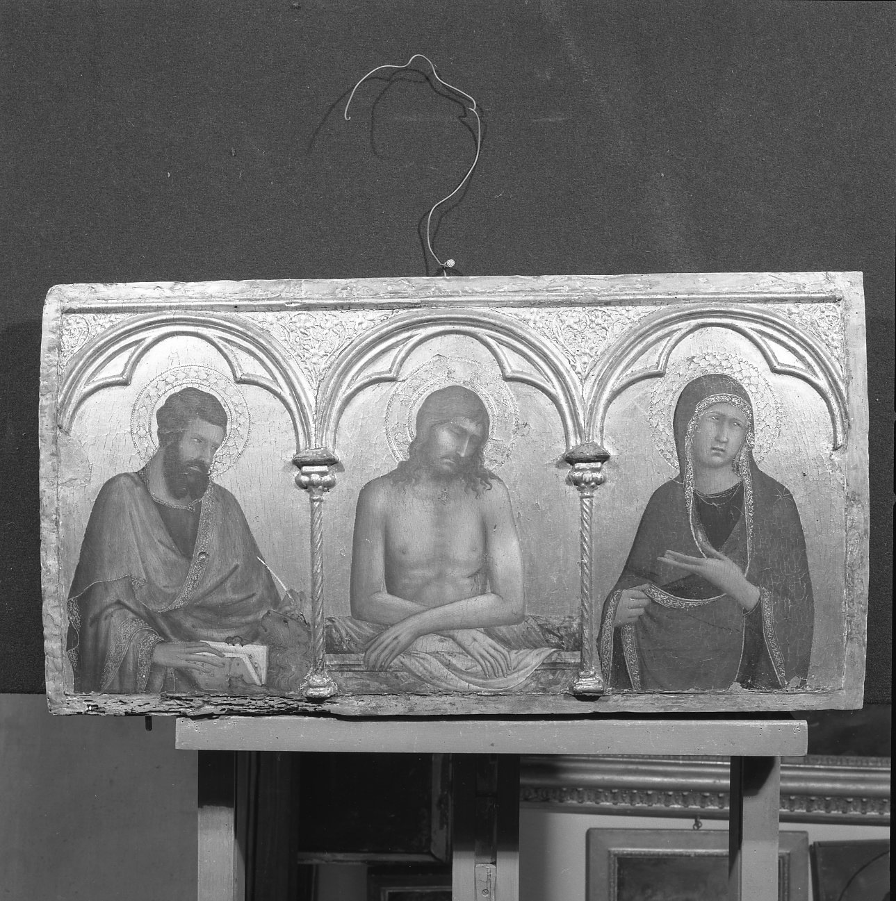 Cristo nel sepolcro tra la Vergine e San Marco (scomparto di predella) di Martini Simone (sec. XIV)