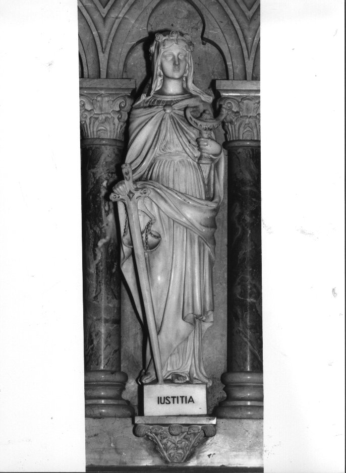 giustizia (statua, elemento d'insieme) di Arrighini Luigi (secondo quarto sec. XX)