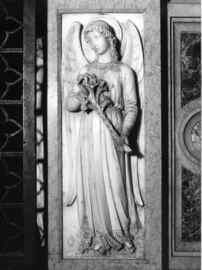 angelo con giglio (rilievo, elemento d'insieme) di Arrighini Luigi (bottega) (sec. XX)