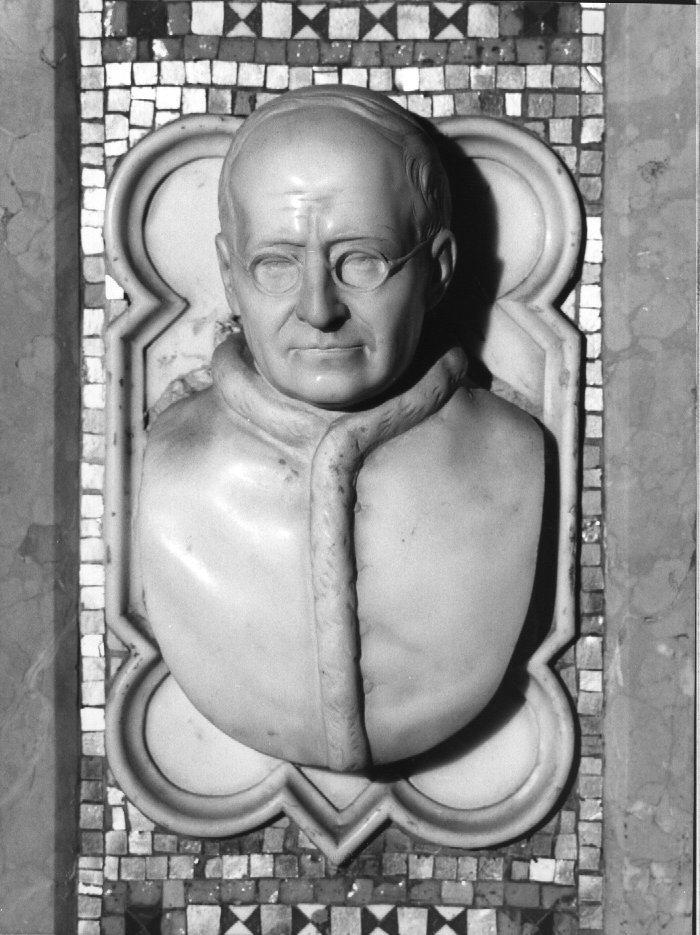 ritratto di ecclesiastico (rilievo, elemento d'insieme) di Arrighini Enrico (sec. XX)