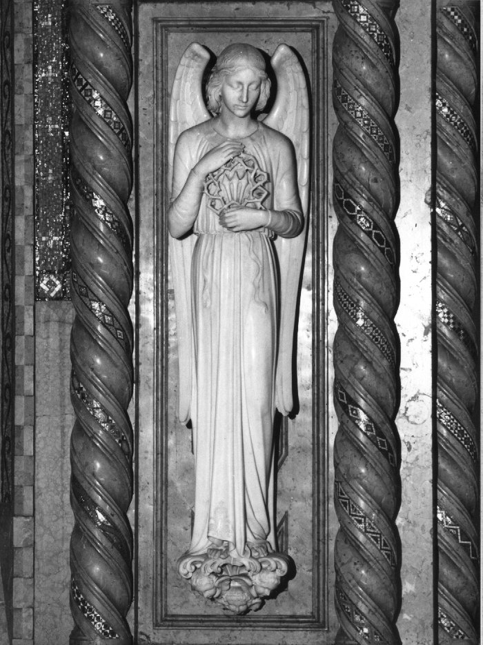angelo con strumento della passione: corona di spine (statua, elemento d'insieme) - ambito veneto (secondo quarto sec. XX)