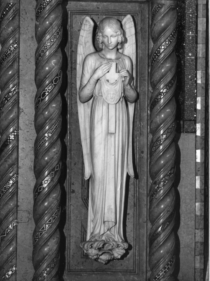 angelo con simboli della passione: croce (statua, elemento d'insieme) - ambito veneto (secondo quarto sec. XX)