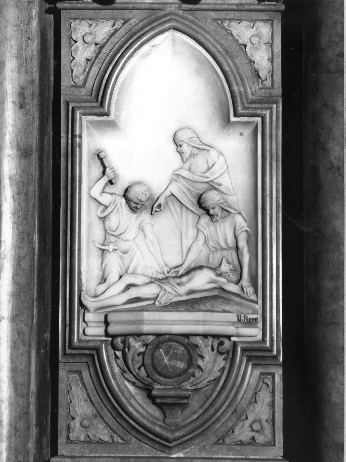 stazione XI: Gesù inchiodato alla croce (rilievo) di Pighi U (secondo quarto sec. XX)