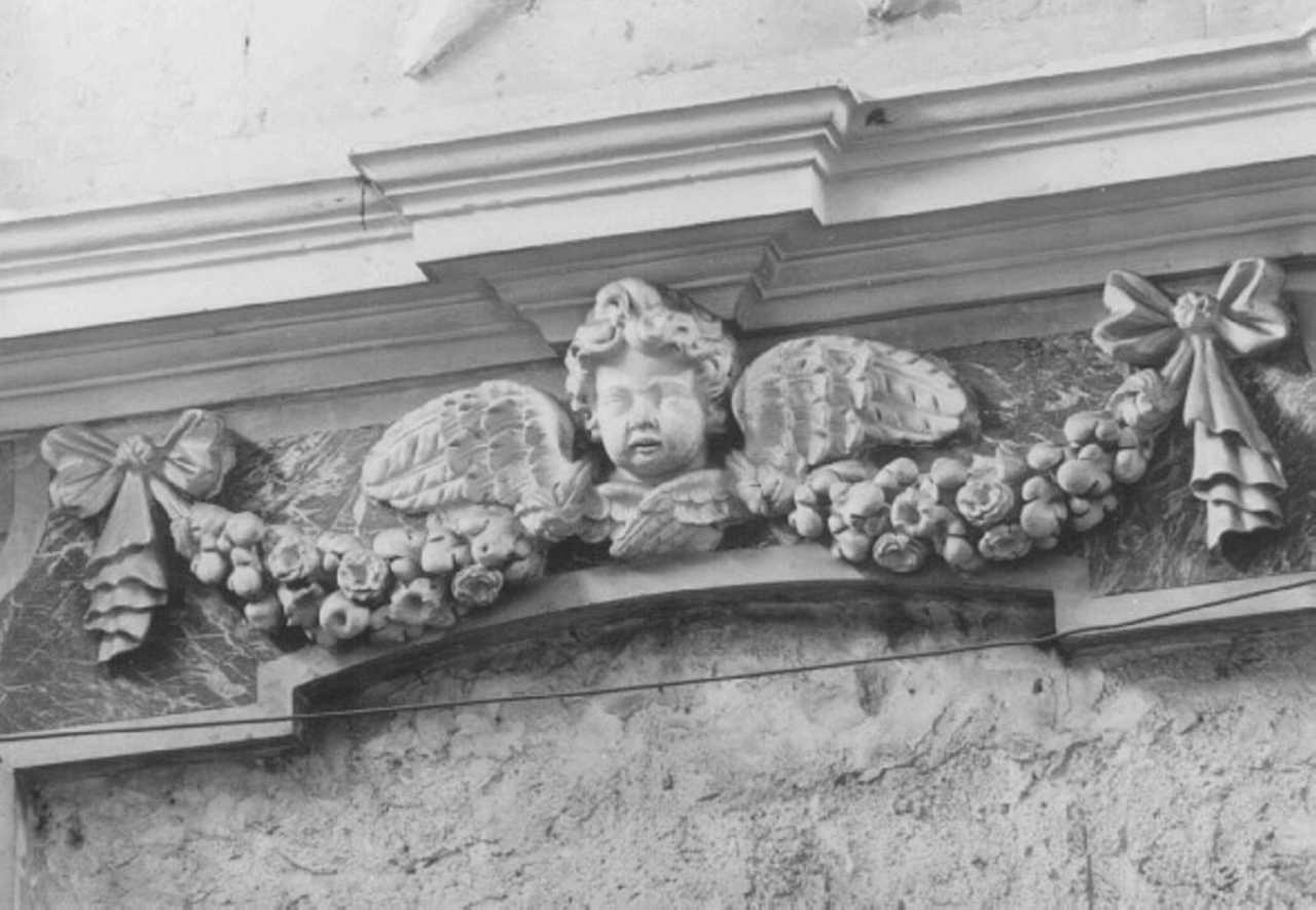 cherubino con festone vegetale (rilievo) - ambito veneto (secc. XVII/ XVIII)