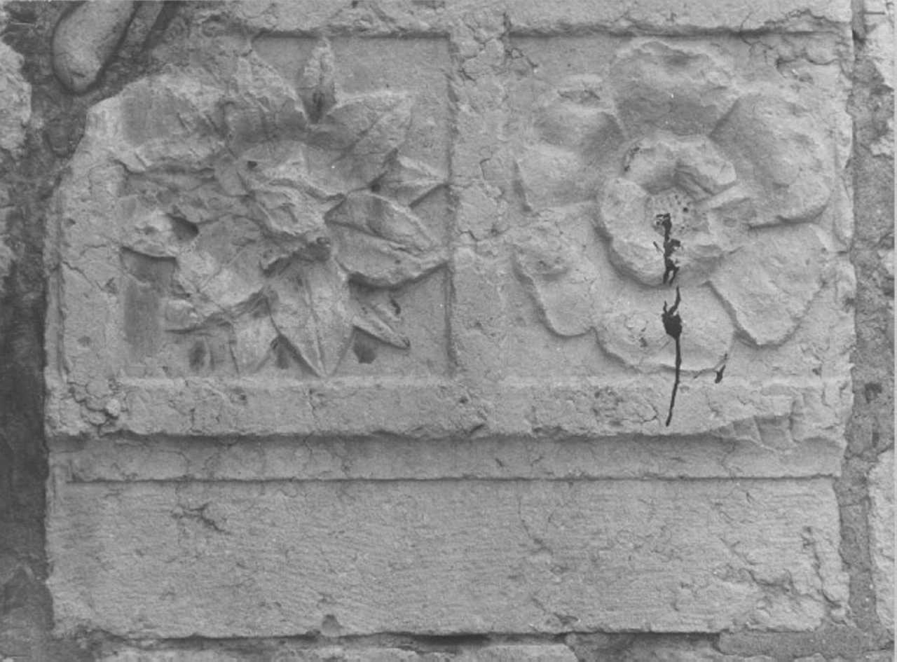 motivi decorativi a cassettoni con rosette (rilievo, frammento) - ambito veronese (sec. XVI)