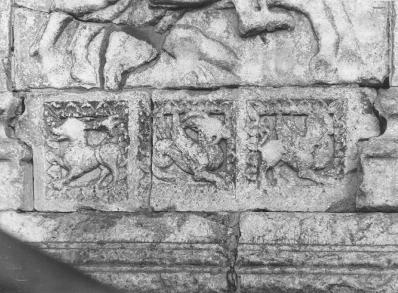 animali fantastici (rilievo, elemento d'insieme) di Nicolò (bottega) (sec. XII)