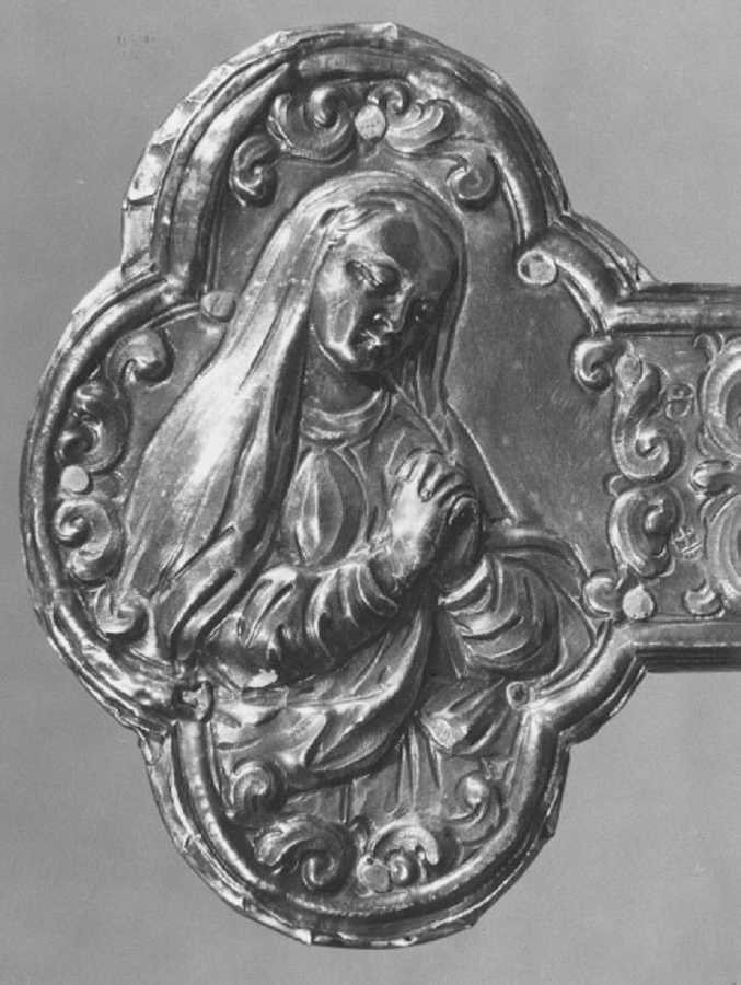 Madonna (decorazione plastica, elemento d'insieme) - bottega veronese (prima metà sec. XVIII)