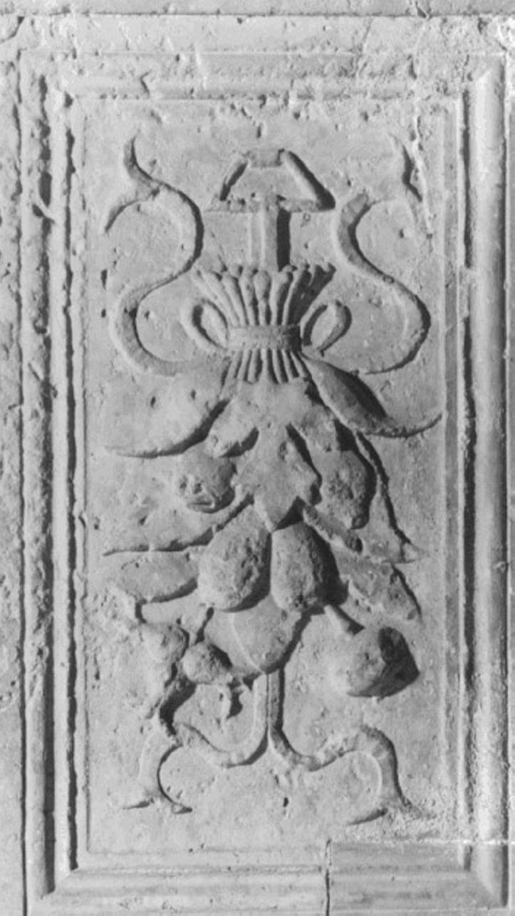 cespo con fiori e frutta (rilievo) di Giovanni Di Giacomo Da Porlezza (attribuito) (secc. XV/ XVI)