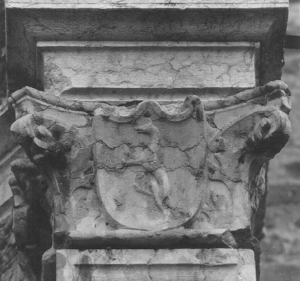 stemma gentilizio (rilievo) di Angelo Di Giovanni Da Verona detto Maestro Agnolo (attribuito) (sec. XVI)