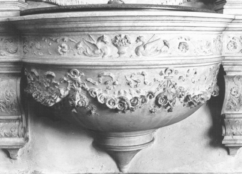 grifoni e motivi decorativi fitomorfi (vasca battesimale) di Saccardo Vittorio, Pedon, Battaglia (sec. XX)