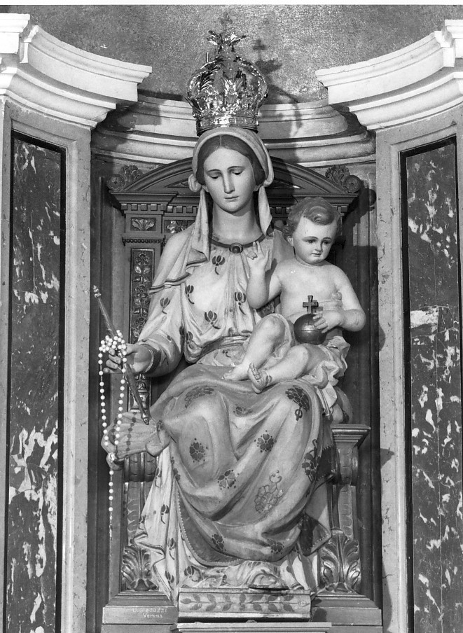 Madonna con Bambino in trono (statua) di Gheduzzi Umberto (metà sec. XX)