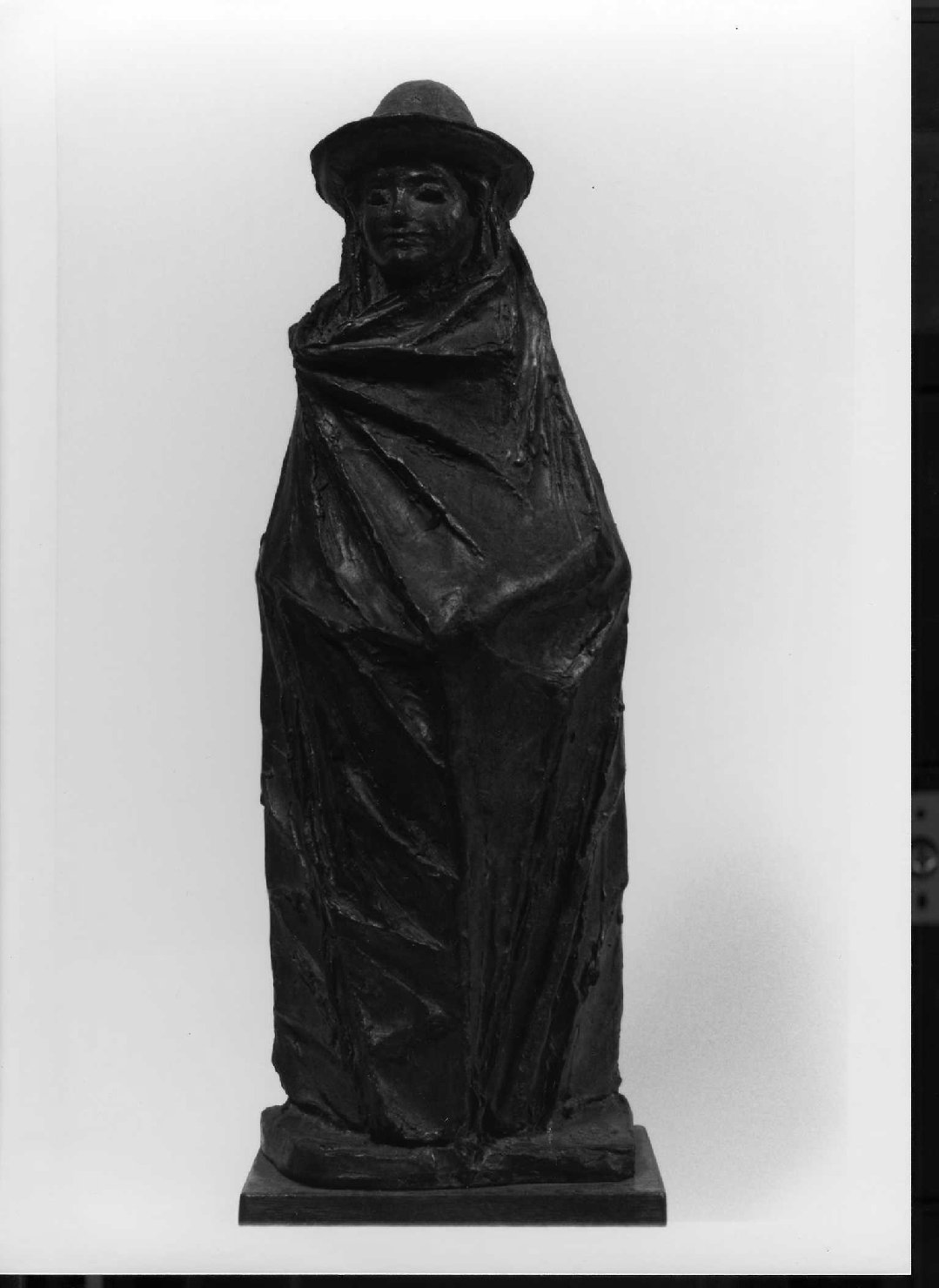 Straniera, figura femminile (statua) di Pozza Neri (sec. XX)