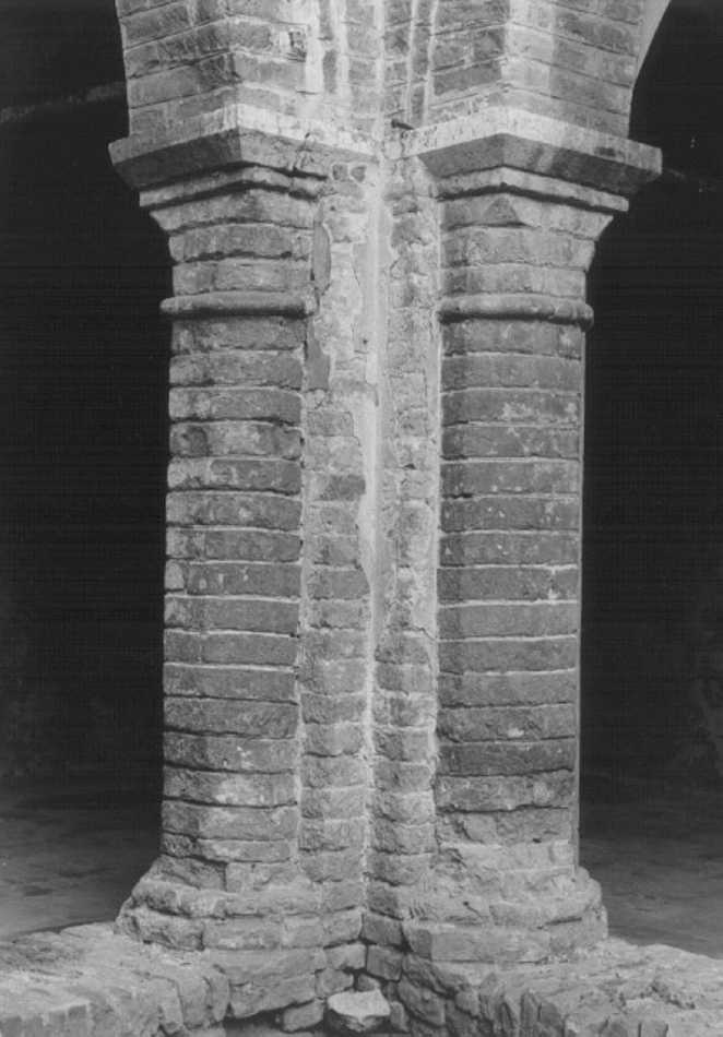 pilastro, elemento d'insieme - ambito veneto (secc. XIII/ XVI)