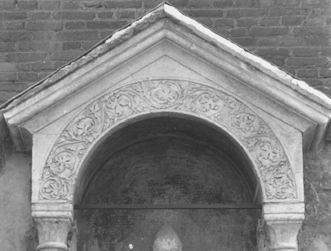 motivi decorativi a girali vegetali (rilievo, elemento d'insieme) di Rigino Di Enrico (maniera) (sec. XIV)