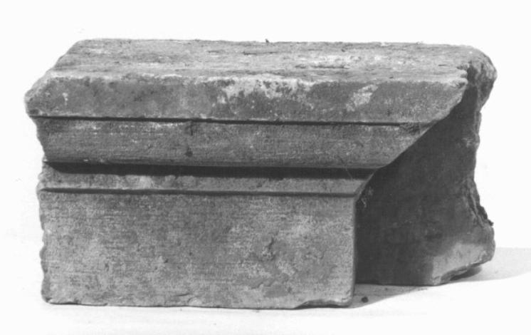 cornice architettonica, frammento - ambito veneto (secc. XVI/ XVIII)